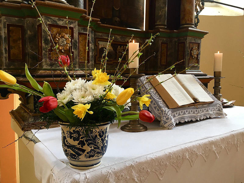 Zum Ostergottesdienst geschmckter Altar. Foto: ...