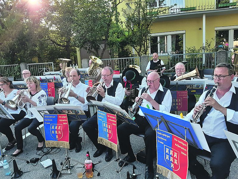 „Die Lustigen Adjuvanten“ beim Platzkonzert in ...