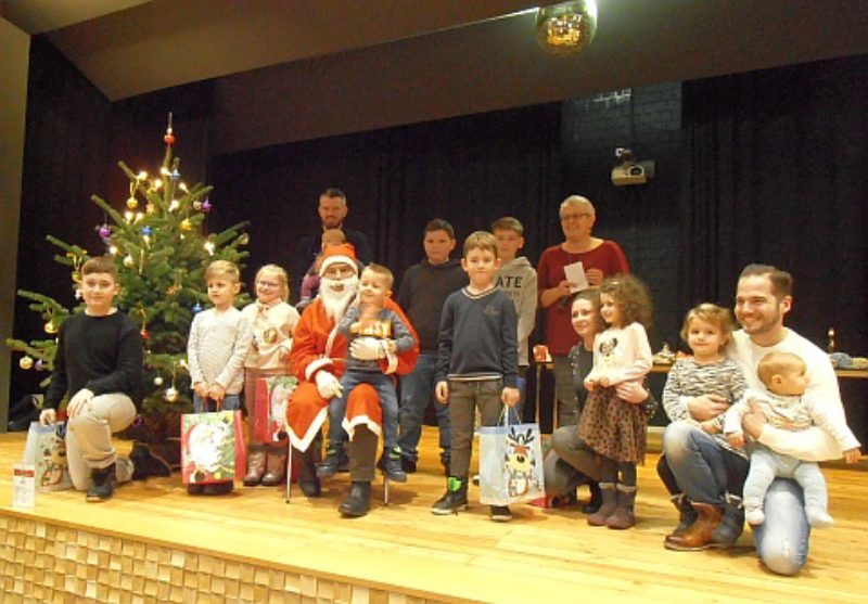 Weihnachtsmann bescherte Kinder in Rastatt. Foto: ...