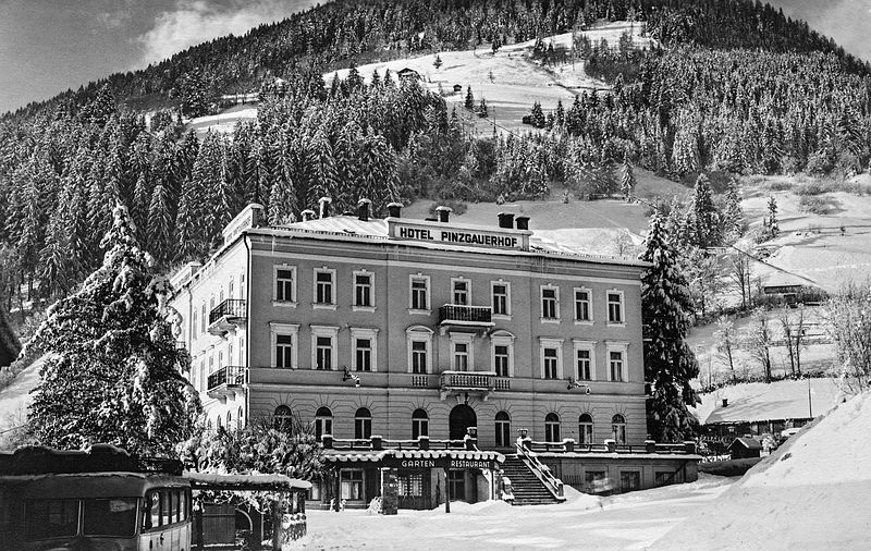 Das Hotel Pinzgauerhof, in Zell am See im Winter ...