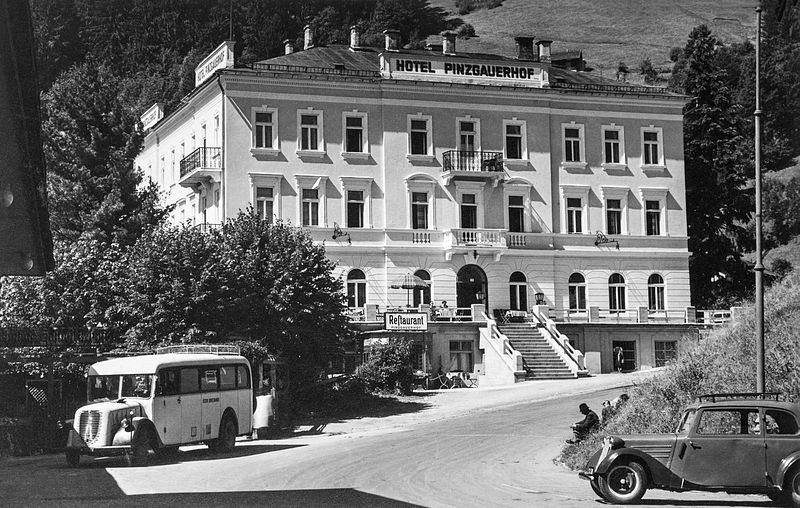 Das Hotel Pinzgauerhof 1958. Im Jahr 1898 hatte ...
