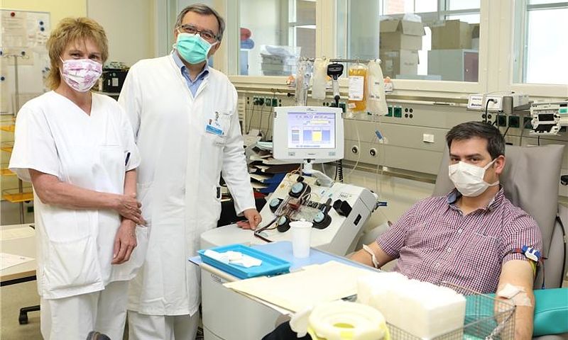 PD Dr. Robert Offner (Mitte) bei der ersten ...
