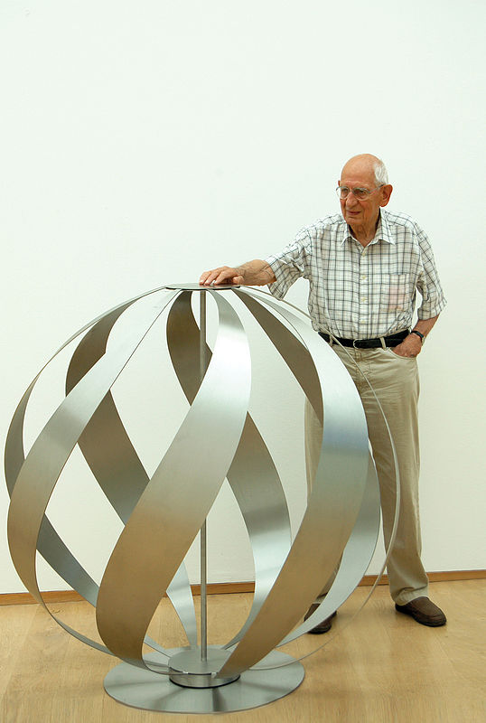 Roland Phleps mit seiner Skulptur „Flammenkugel“. ...