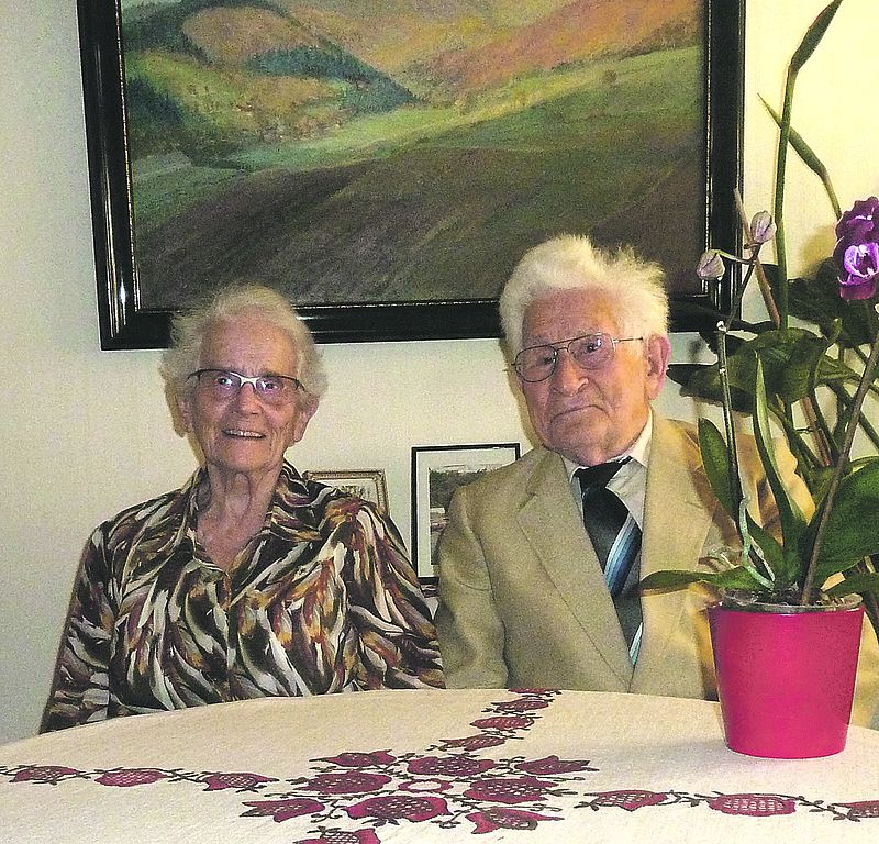 Ehepaar Grete und Erhard Kraus vor einem Gemlde ...