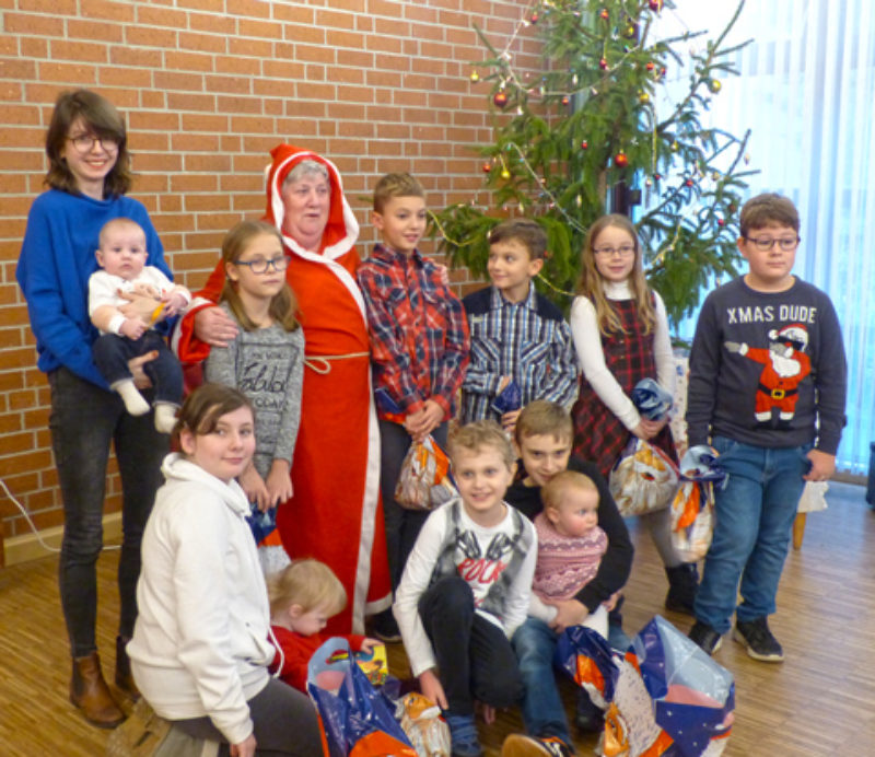 Nikolaus mit Kindern in Schweinfurt. Foto: ...