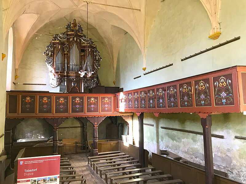 Blick auf die Emporen mit der Wachsmann-Orgel in ...