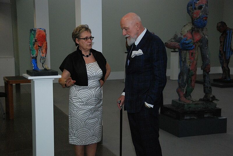 Irmgard Sedler im Gesprch mit dem Knstler ...