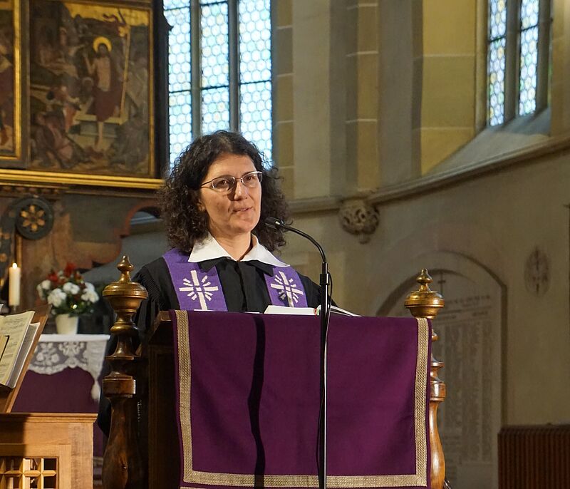Pfarrerin Hildegard Servatius-Depner predigt ber ...