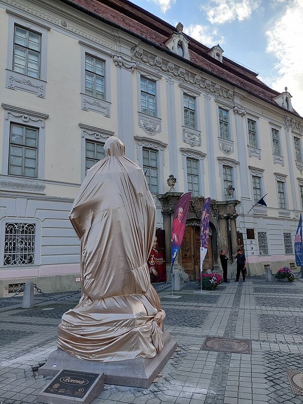Die Brukenthal-Statue, vom Künstler Árpád Deák ...