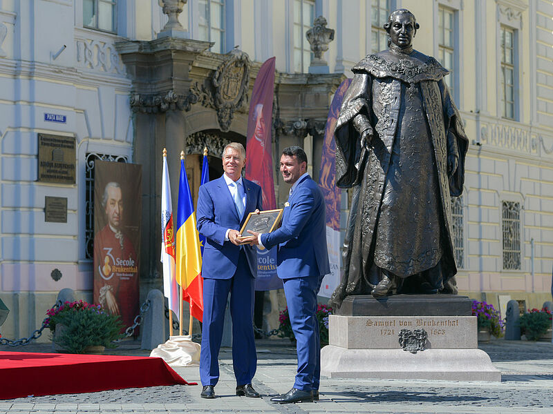 Staatspräsident Klaus Johannis (links) und Dr. ...