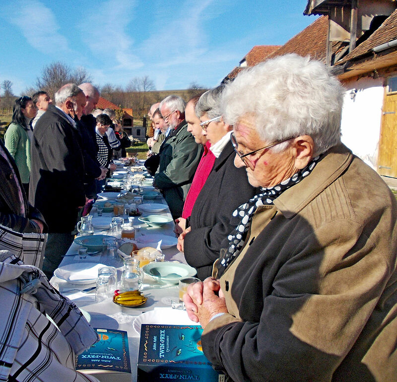 Burghüterin (rechts) und die Gästetafel in Draas. ...