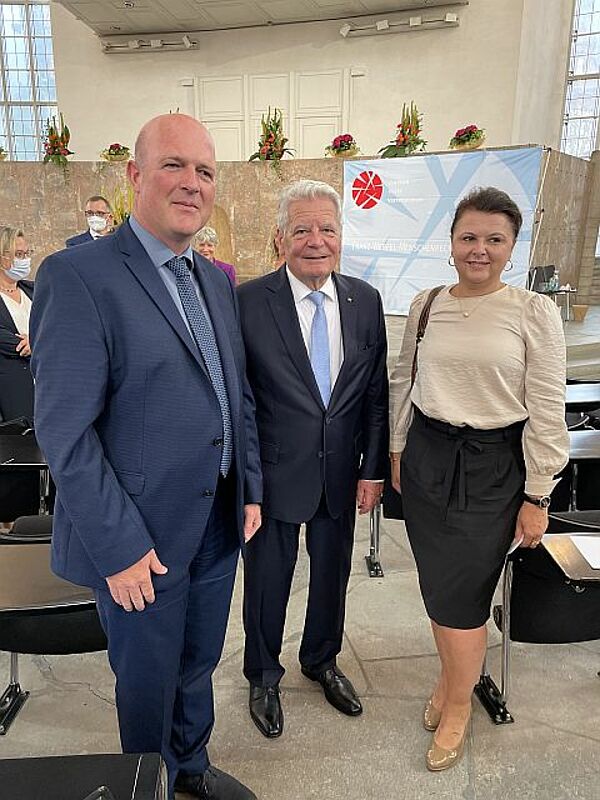 Gruppenbild beim Festakt in der Frankfurter ...