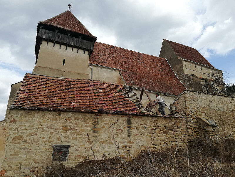 Das Schuppendach neben der Grokopischer Kirche ...