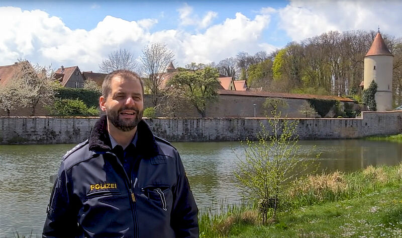 Daniel Rotter vor dem Panorama der Stadt ...