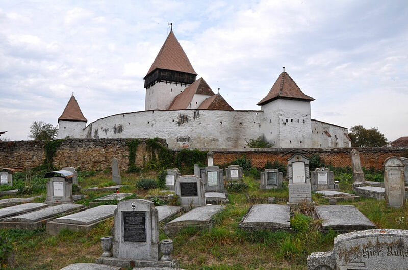 Kirche und Friedhof von Holzmengen. Foto: ...