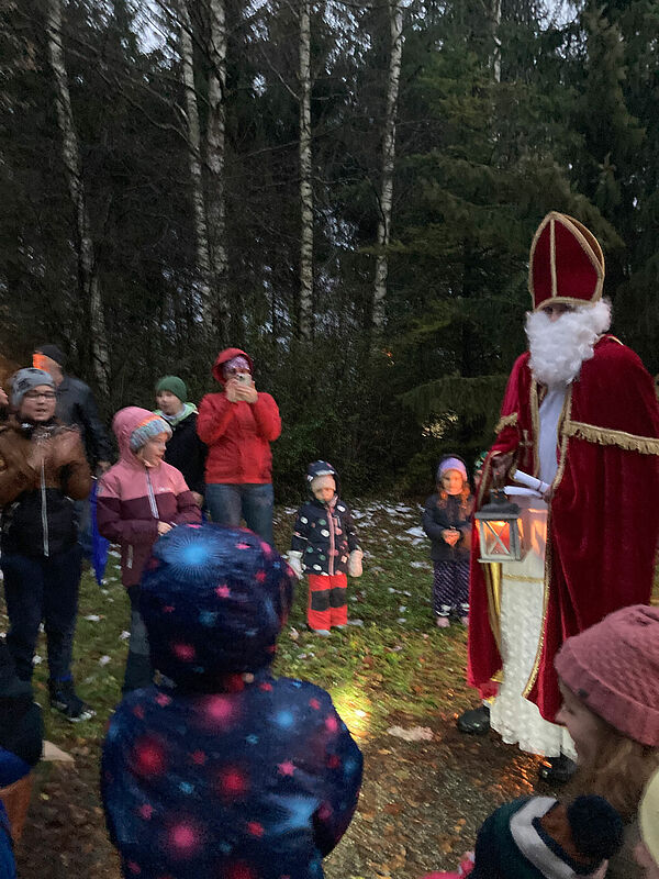 Die Kinder treffen den Nikolaus im Wald in ...
