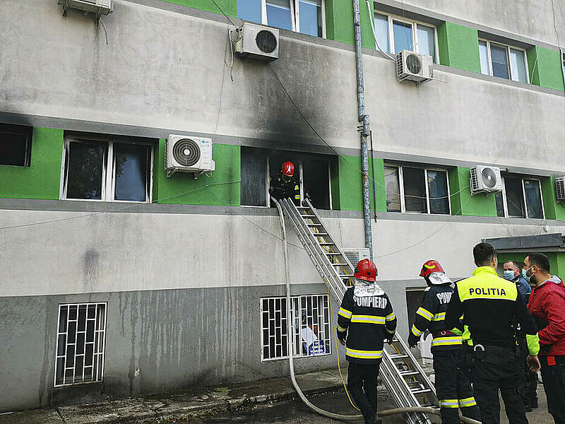 Feuerwehrleute lschen den Brand in der ...