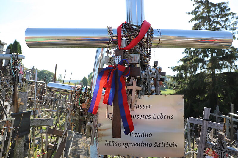 Kreuz mit siebenbürgischem Wappen am „Berg der ...