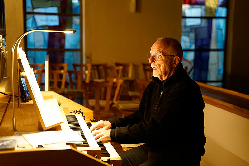Dr. Hubert-Hermann Lohr spielt die neue Orgel in ...