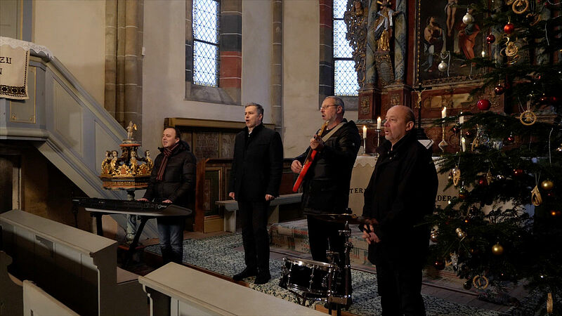 „Trio Saxones Plus“ singt in der Kerzer Kirche, ...