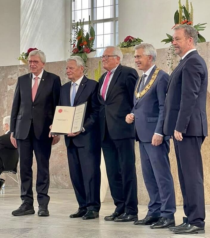 Altbundesprsident Joachim Gauck (Zweiter von ...