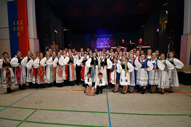 Gruppenfoto mit den Tanzgruppen der Kreisgruppe ...