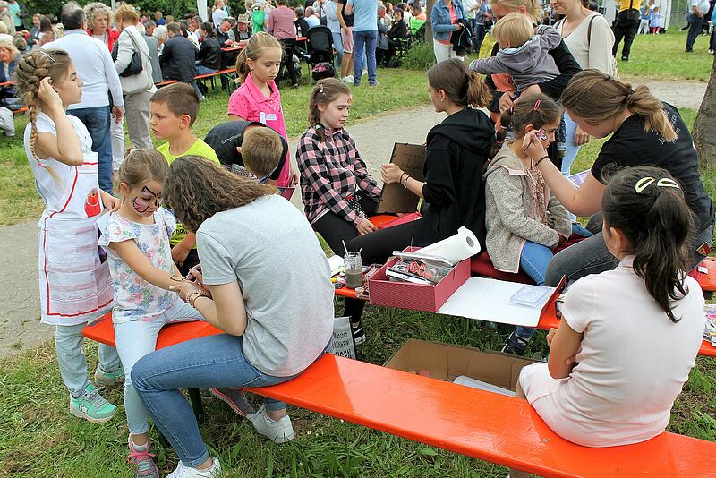 Bei der Kinderschminke wurden die schnsten ...