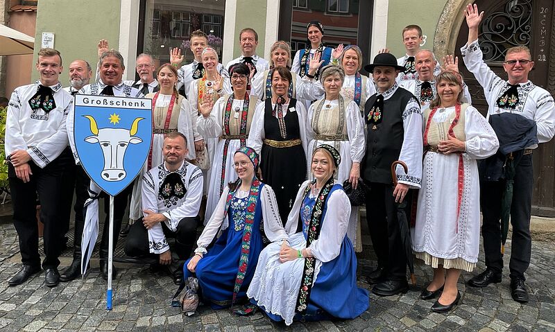 Gruppenbild der Groschenker Trachtentrgerinnen ...