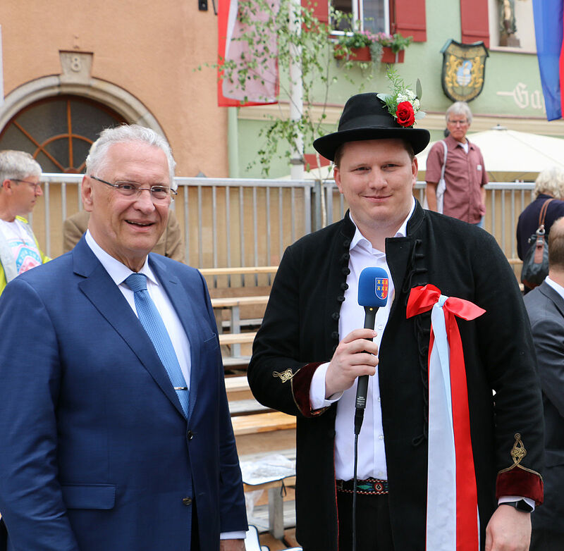 Bayerns Innenminister Joachim Herrmann (links) ...