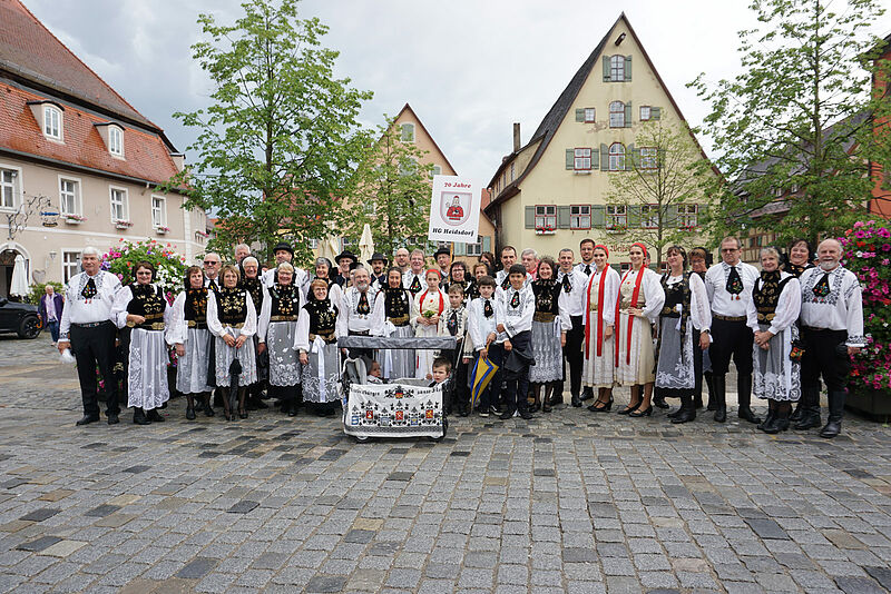 Trachtentrger der HG Heldsdorf beim Heimattag ...