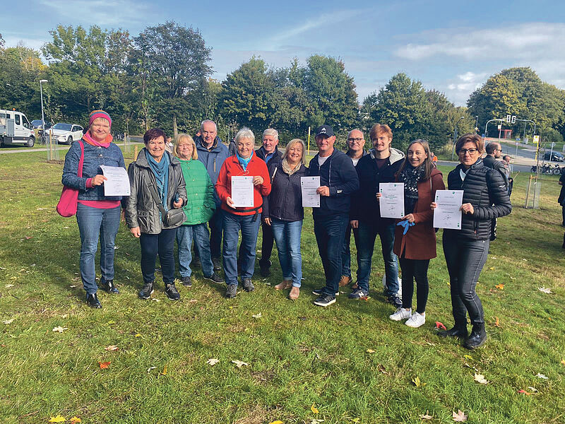 In Herten: Einheitsbuddeln mit Urkunden. Foto: ...