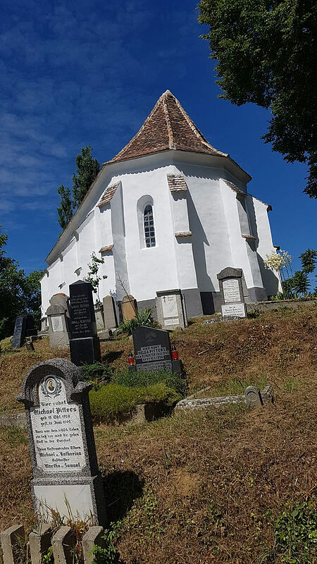Die frisch renovierte Bergkirche auf dem Friedhof ...