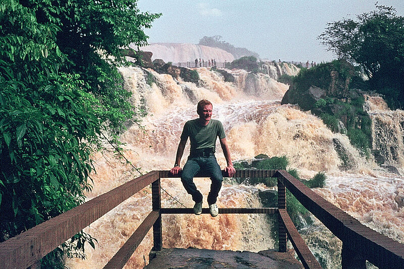 Frank Höchsmann 1982 vor den Iguazú-Wasserfällen, ...