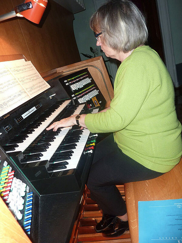 Ilse Maria Reich an einer Orgel in Kiew. Foto: ...