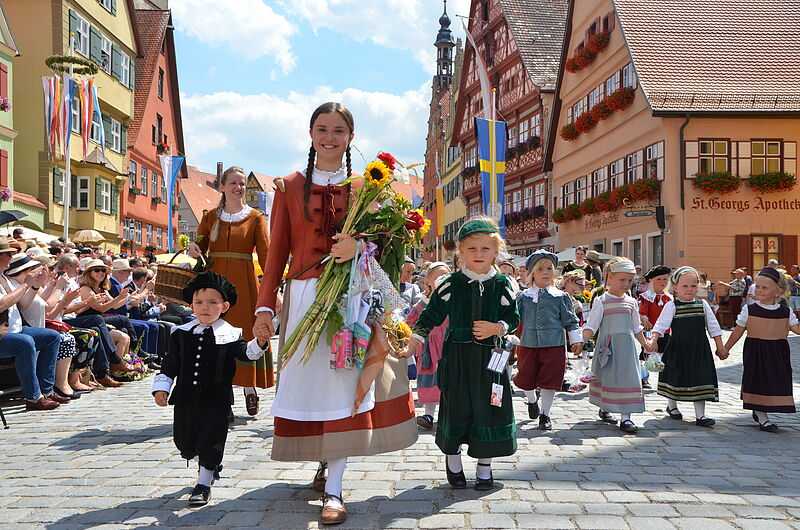 Die „Kinderlore“ mit den Dinkelsbhler Kindern ...