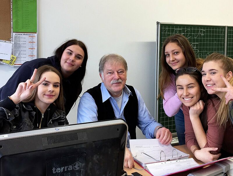 Deutschlehrer Konrad Klein mit Schlerinnen ...