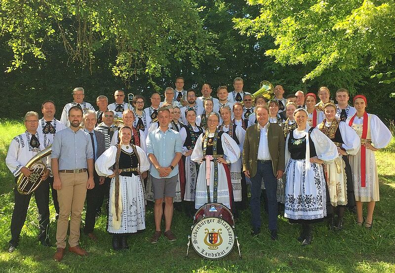 Ehrengste beim Kronenfest in Altdorf, umrahmt ...