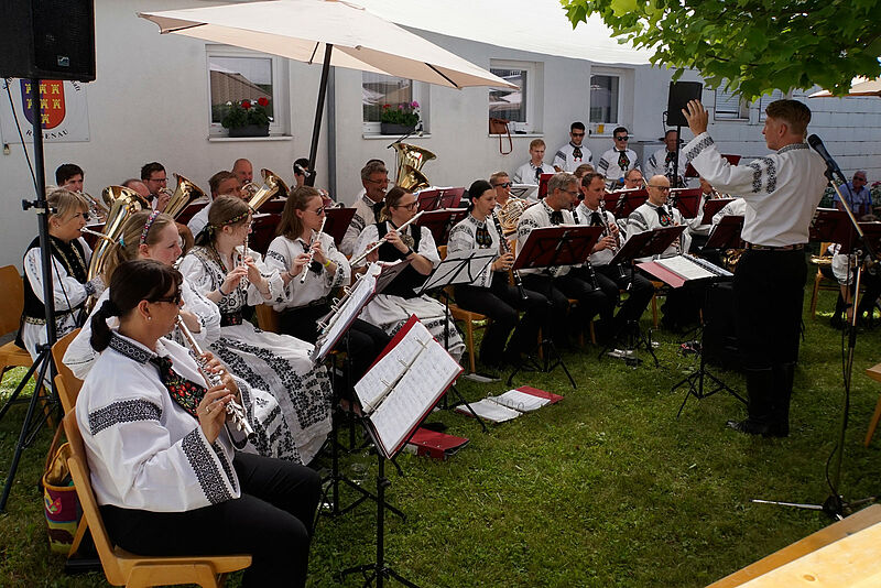 Der Musikverein Rosenau spielt auf. 	Foto: DI ...