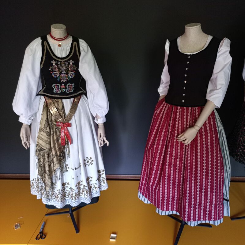 Siebenbrgische Tracht aus Urwegen (links) und ...