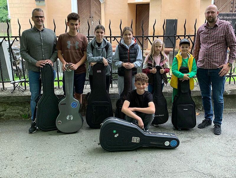 Gruppenbild der jungen Musizierenden mit Cristian ...