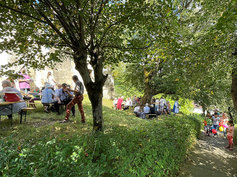 Das 2. Offene Singen unter der Kirchenlinde in ...