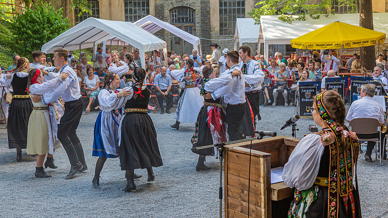 Impression aus dem Burggraben: Beim Sommerlichen ...