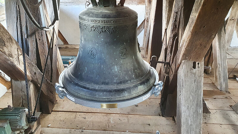 Die Glocke mit Sicherungsring in Schnberg. ...