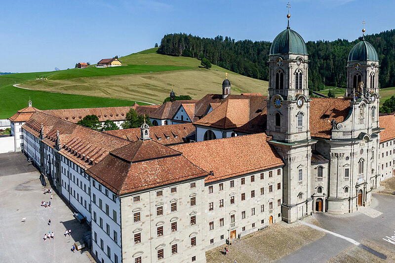 Das Kloster Einsiedeln mit der Stiftsschule im ...