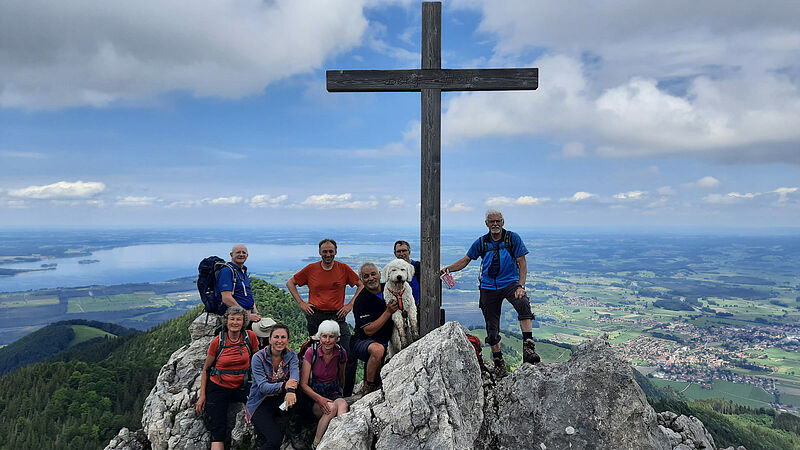 Friedenrath (1432 m) mit Blick auf den Chiemsee. ...