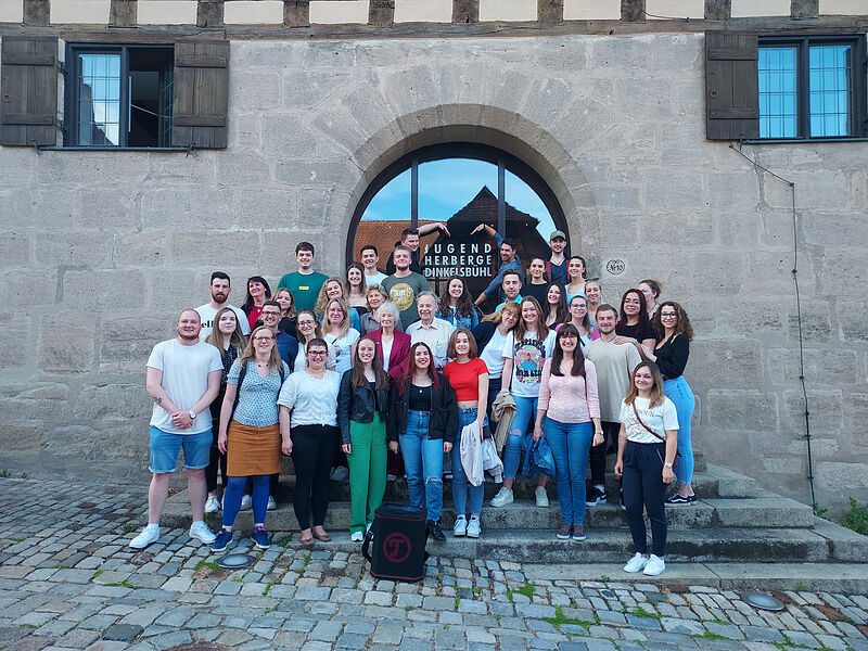 Gruppenbild beim Tanzgruppen-Austausch der SJD in ...