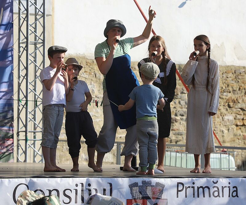 Geselle (Ingrid Hausl) treibt Schabernack mit den ...