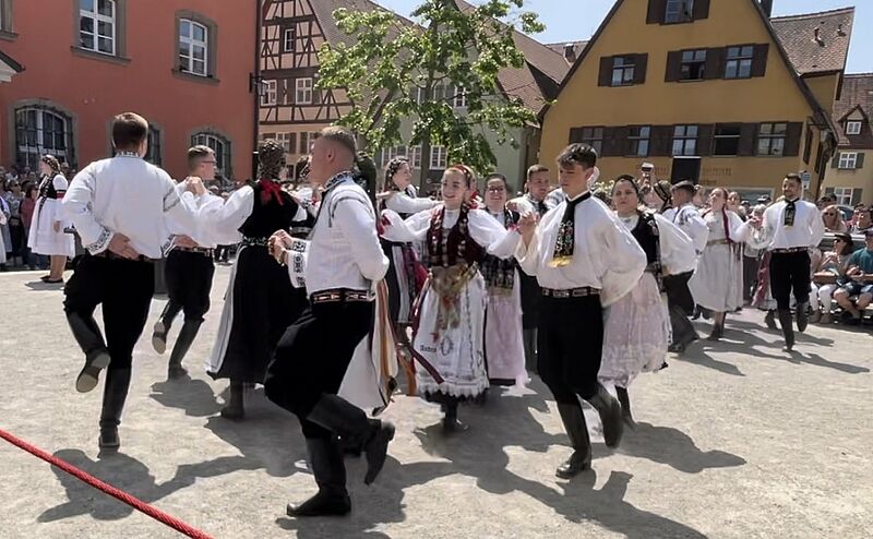 Tanzgruppe Augsburg am Schweinemarkt in ...