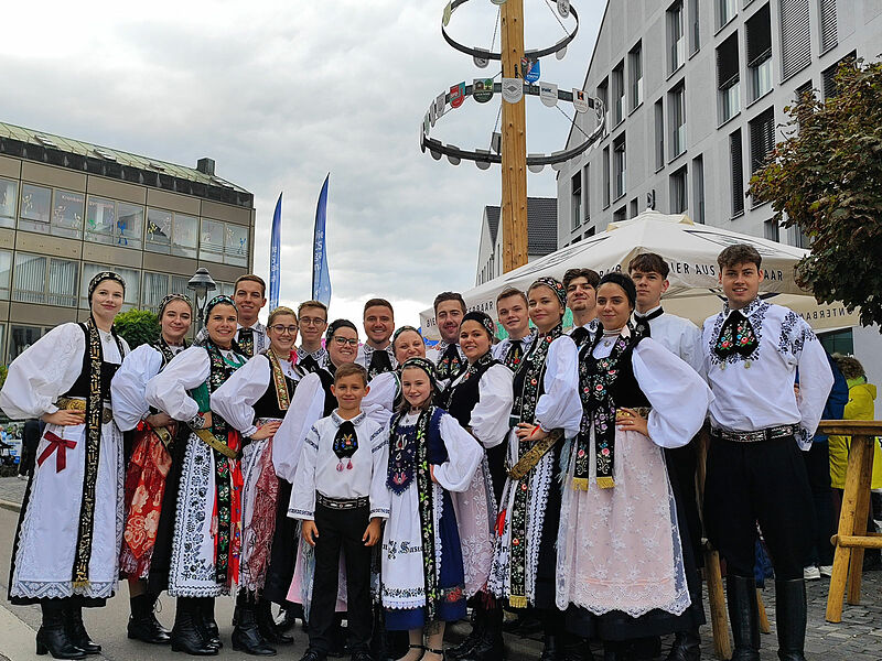 Siebenbürgische Tänzer/innen vor dem Lechhauser ...