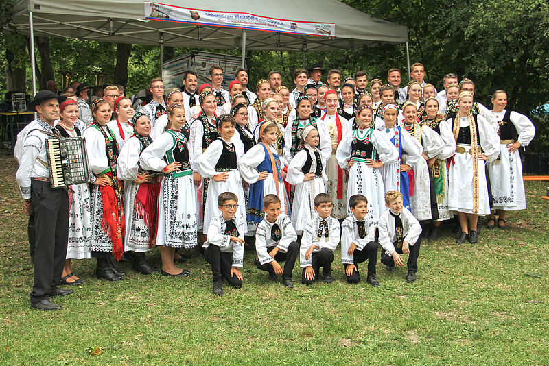 Gruppenfoto der Siebenbürgischen Tanzgruppe ...